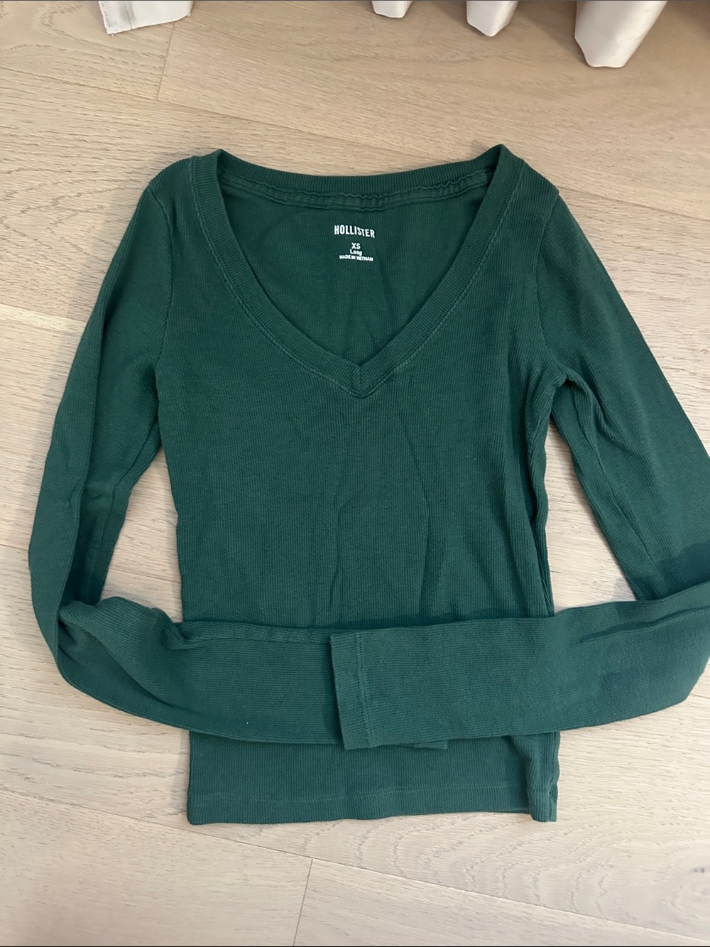 Hollister Deep Green V‑Neck Long Sleeve Tee